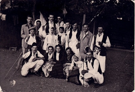 Ο ΘΙΑΣΟΣ ΤΗΣ ΘΕΑΤΡΙΚΗΣ ΠΑΡΑΣΤΑΣΗΣ "Η ΓΚΟΛΦΩ" 15-8-1955